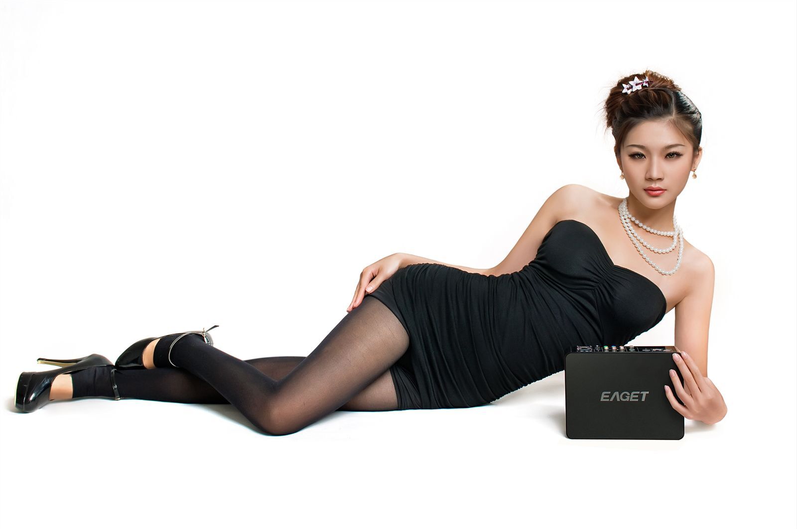 气质美女黑丝诱惑代言产品提振性感指数